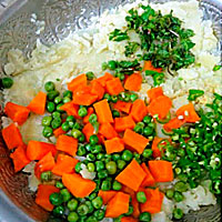 Рецепт с фото приготовления картофельно-морковных котлет шаг 2