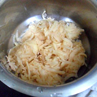 Отжатая картошка для драников - фото