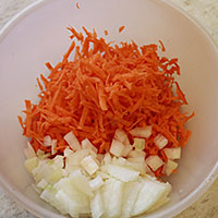 Приготовим лук и морковь для фарша ежиков - фото