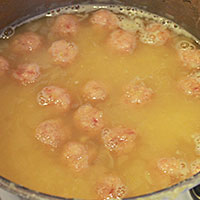 В готовый суп кладем фрикадельки - фото