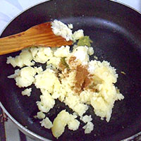 Картофельное пюре добавляем к чесноку - фото