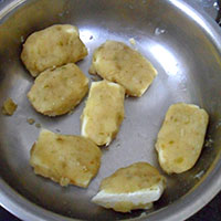 Лепим картофельные котлеты с сыром - фото