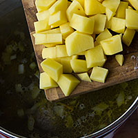 Заправляем суп картошкой - фото