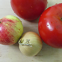 Приготовим яблоко, томат и лук - фото