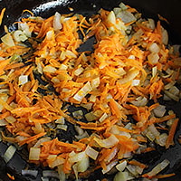 Обжарим лук и морковь - фото