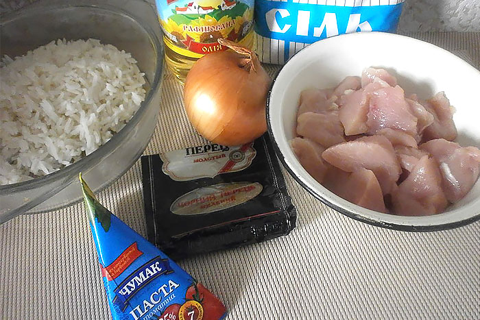 Ингредиенты для куриных тефтелей с рисом в томатном соусе