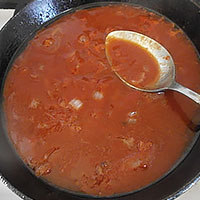 Тушим соус - томатную пасту, лук и воду - фото