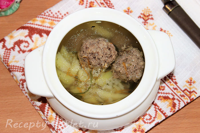 Вариант подачи супа с фрикадельками, картошкой и рисом - фото
